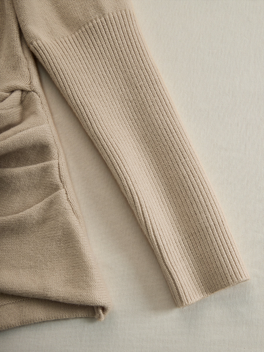 Draperad omlott-topp i taupe-stickat