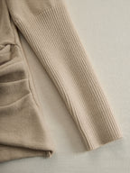 Draperad omlott-topp i taupe-stickat