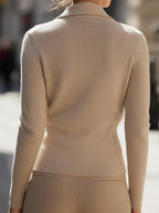 Draperad omlott-topp i taupe-stickat