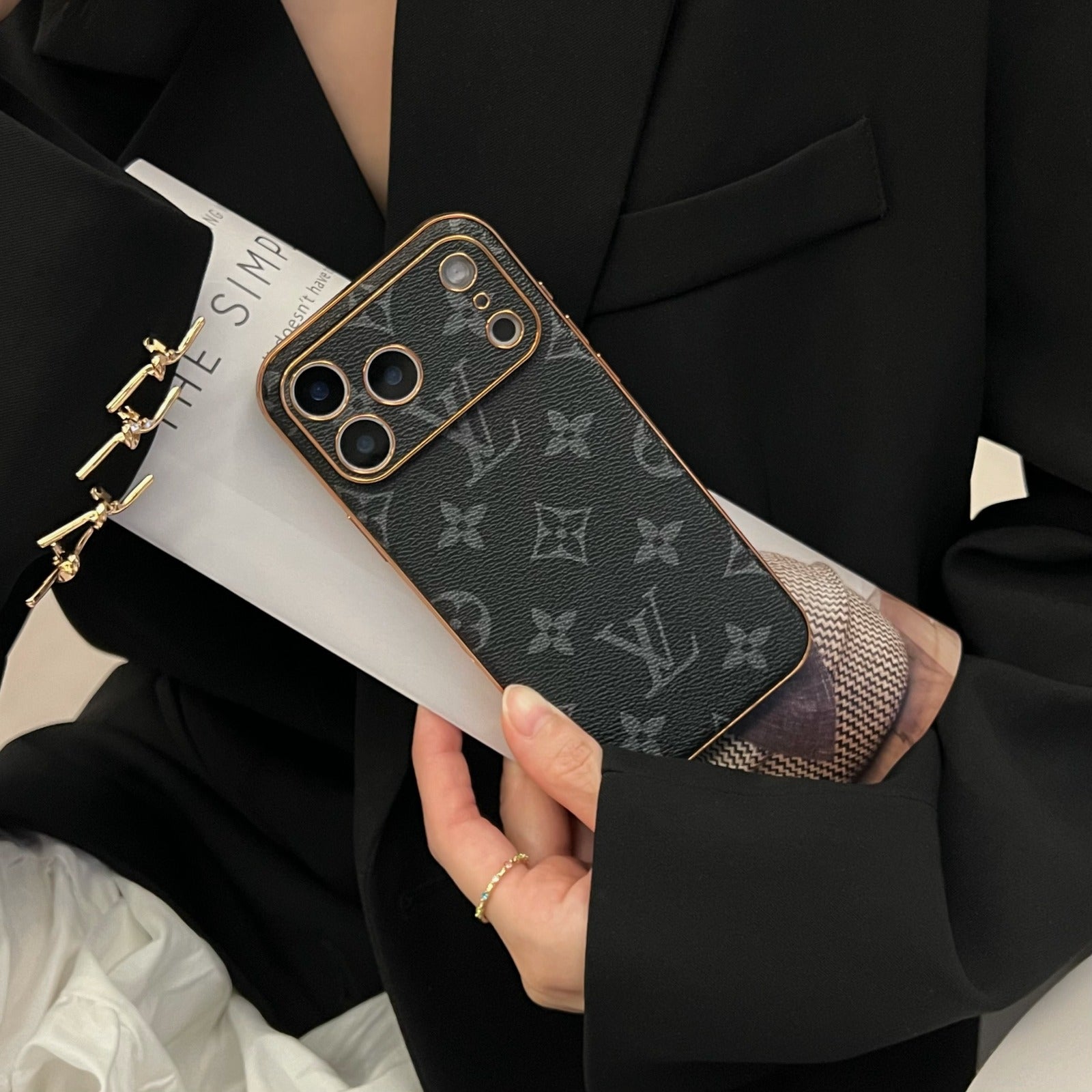 LV-fodral med signaturmonogram - Roséguldsutgåva