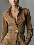 Midi klänning i mocka med slagkrage och enkelknäppning