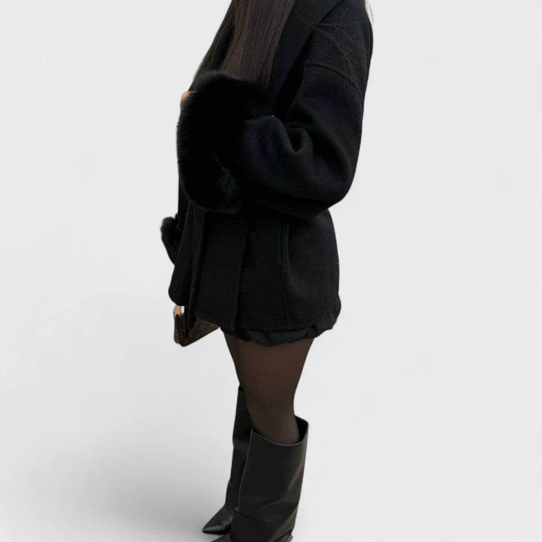 Tessa - Elegant pälsdetaljerad kappa