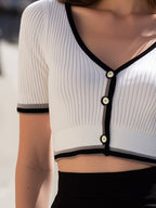 Kort Vit Ribbstickad Cardigan med Kontrasterande Kant